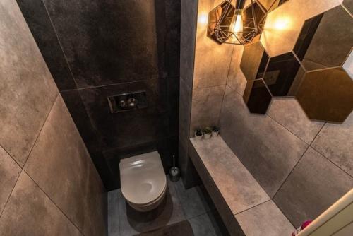 Наш санузел придумали дизайн с мужем сами и остались очень довольны. 01