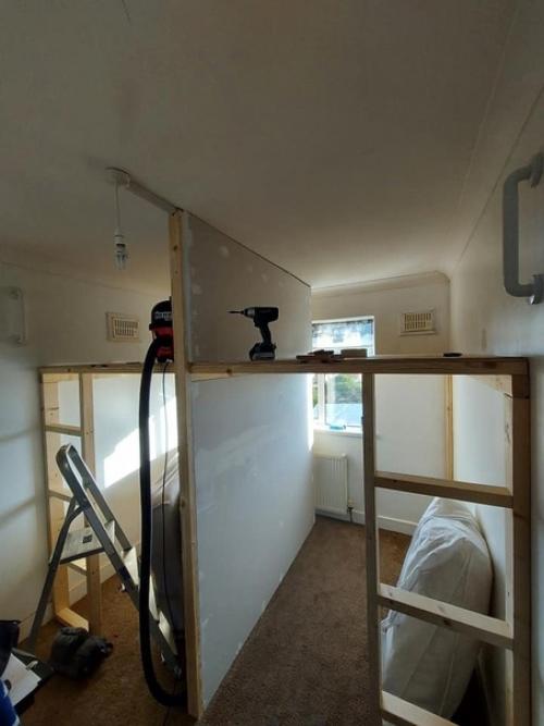 Комната для детей у нас была только одна, но каждому нужно своё личное пространство, и вот что мы придумали. 02