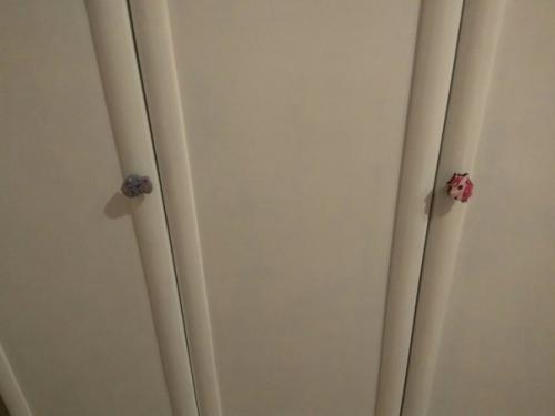 Жалко было выкидывать старый шкаф, и решили немного его обновить, вот что у нас получилось. 03