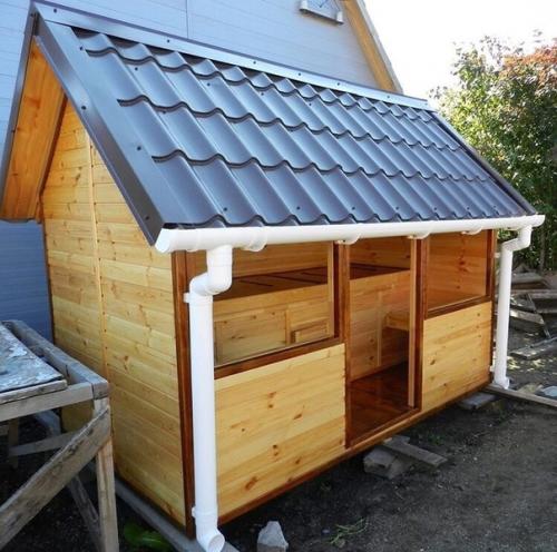 Когда хозяева очень сильно любят своего питомца и смастерили ему отдельный большой домик. 05