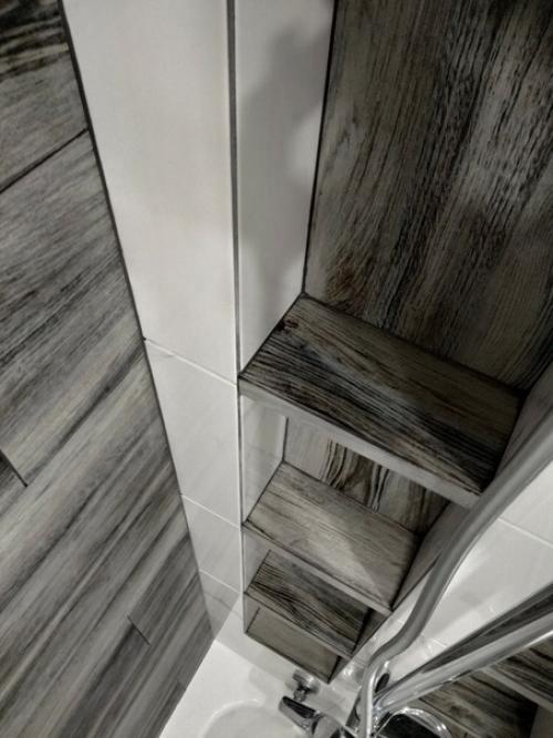 В случае если постараться, то даже в маленькую ванную комнату можно уместить всё необходимое. 02