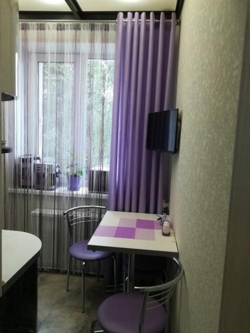 Такая маленькая кухня, но получилось его обустроить со вкусом и вместить всё необходимое, даже обеденную зону.