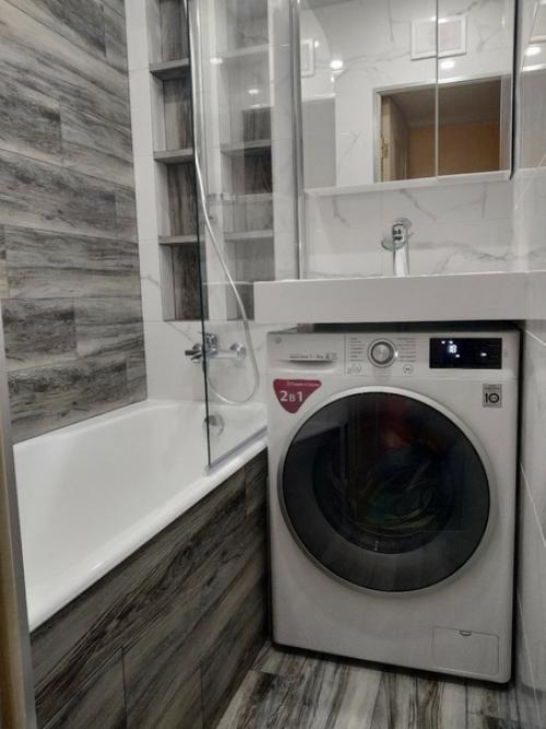 В случае если постараться, то даже в маленькую ванную комнату можно уместить всё необходимое. 01