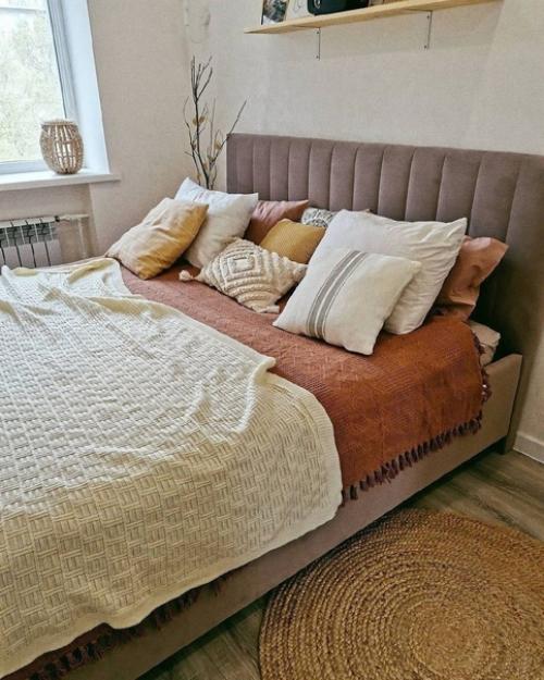 Комнатка как видите у нас совсем небольшая, сделали в ней спальню. 02