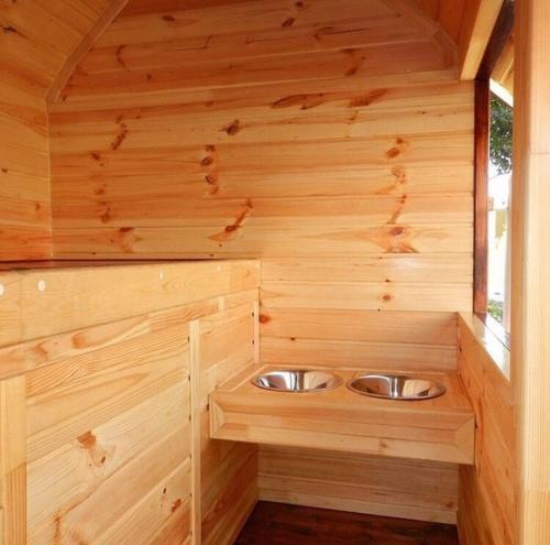 Когда хозяева очень сильно любят своего питомца и смастерили ему отдельный большой домик. 04