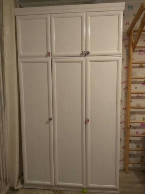 Жалко было выкидывать старый шкаф, и решили немного его обновить, вот что у нас получилось. 01