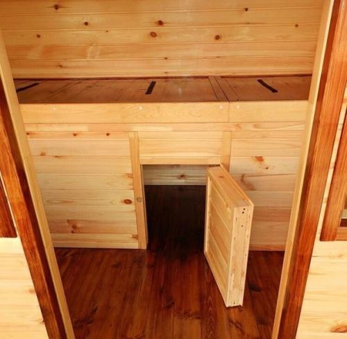 Когда хозяева очень сильно любят своего питомца и смастерили ему отдельный большой домик. 02