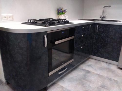 Такая маленькая кухня, но получилось его обустроить со вкусом и вместить всё необходимое, даже обеденную зону. 05