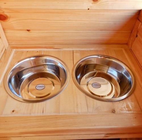 Когда хозяева очень сильно любят своего питомца и смастерили ему отдельный большой домик. 03