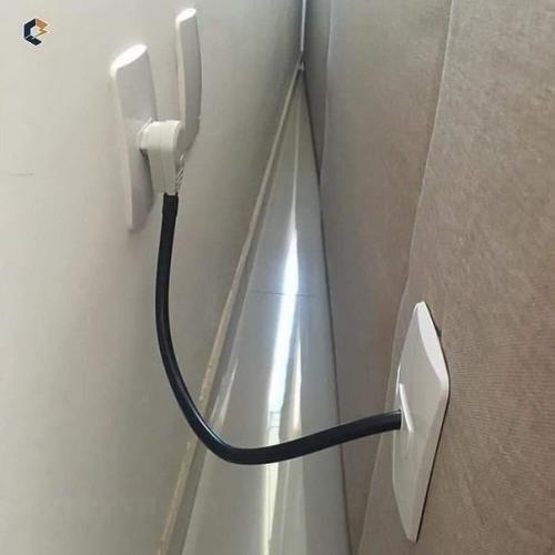 Очень удобная идея розетку в диван добавить. 01