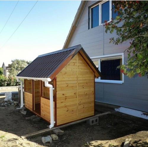 Когда хозяева очень сильно любят своего питомца и смастерили ему отдельный большой домик.