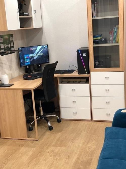 У сына подростка в комнате был очень старый ремонт, решили обновить. 06