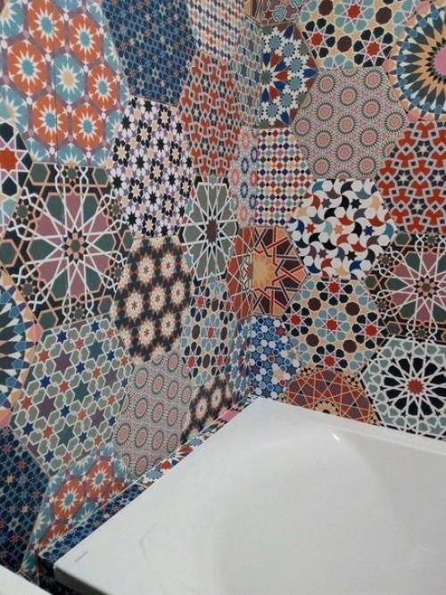 Выбор плитки, сделанной заказчиком, делает эту комнату уникальной. 02