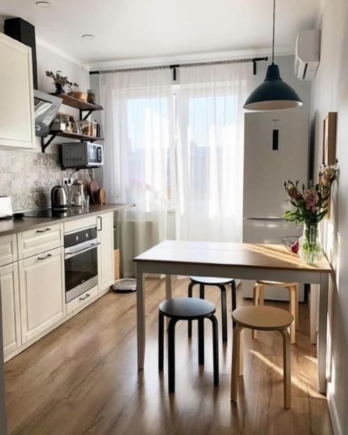 Очень приятно было бы видеть, как холодильник идеально вписывается в стиль кухни, но не хватило места. 01