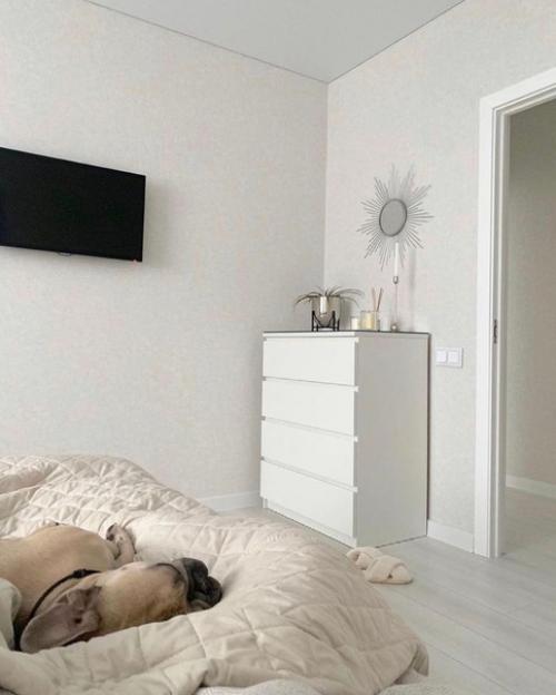 Эта белоснежная спальня выглядит очень уютно! 03