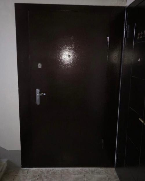 Дверь и пол в помещении отличаются своим ярким, новым внешним видом. 2.