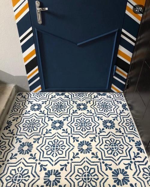 Дверь и пол в помещении отличаются своим ярким, новым внешним видом. 2. 02