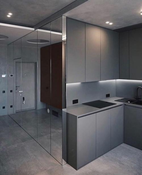 В минималистической кухне простор и функциональность сочетаются с выразительной красотой. 02