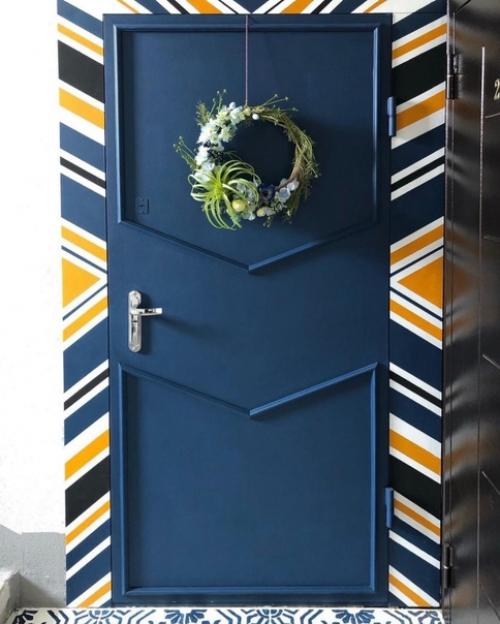 Дверь и пол в помещении отличаются своим ярким, новым внешним видом. 2. 01