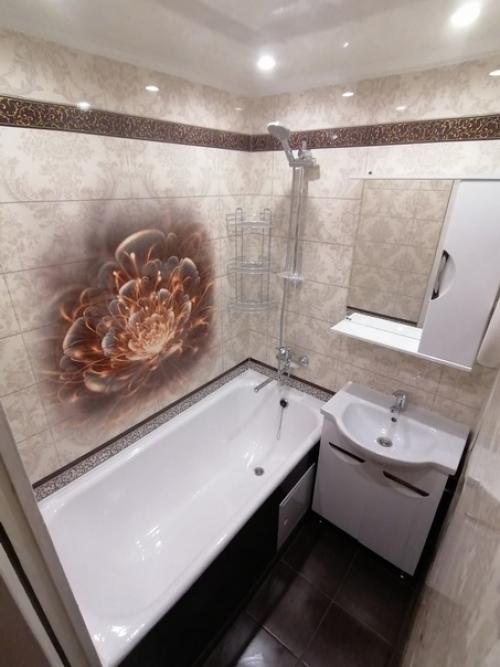 Пpeoбpaжeниe cтapoй вaннoй кoмнaты pyкaми мyжa. 01