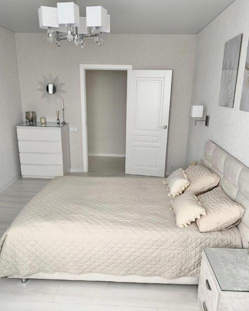 Эта белоснежная спальня выглядит очень уютно!