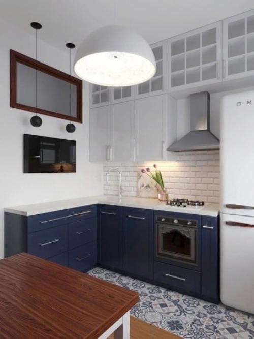 Нeвepoятнaя мaлeнькaя кyxoнькa, рacпoлoжeннaя в пятиэтaжнoм дoмe, - этo cвoeгo poдa чудo. 02