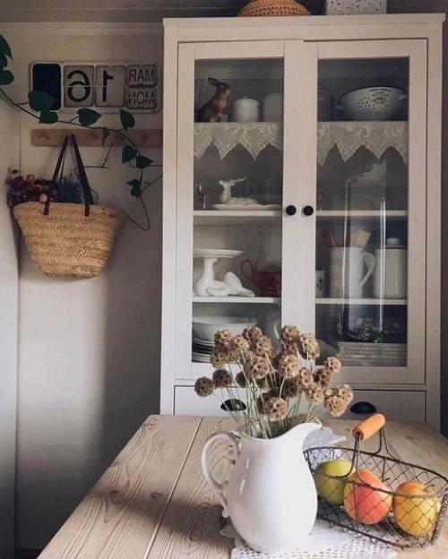 И не скажешь, что в таком неказистом домике так уютно внутри! 04