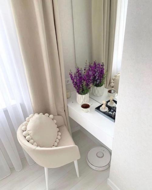 Эта белоснежная спальня выглядит очень уютно! 02