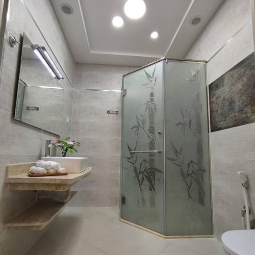 Приобретая квартиру с готовым ремонтом, мы решили не производить никаких дополнительных изменений. 05