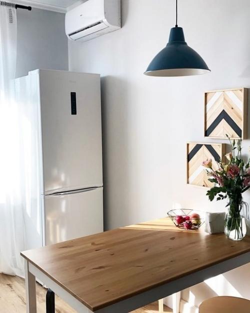 Очень приятно было бы видеть, как холодильник идеально вписывается в стиль кухни, но не хватило места. 02