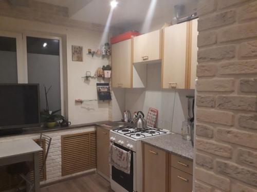 А это моя комнатка в общаге на 16 кв м, сделал из нее мини студию. 02