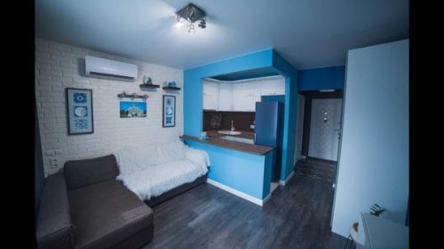 Наша студия.  Для мужа - выделенное место для работки прямо на балкончике. 05