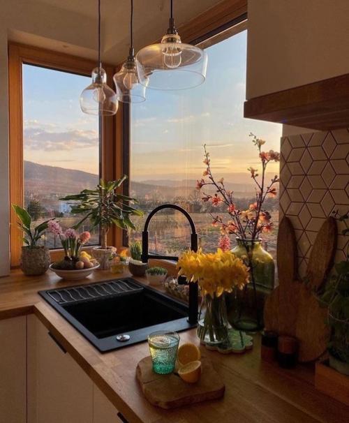 Как выглядит одна шикарная кухня в разное время года.