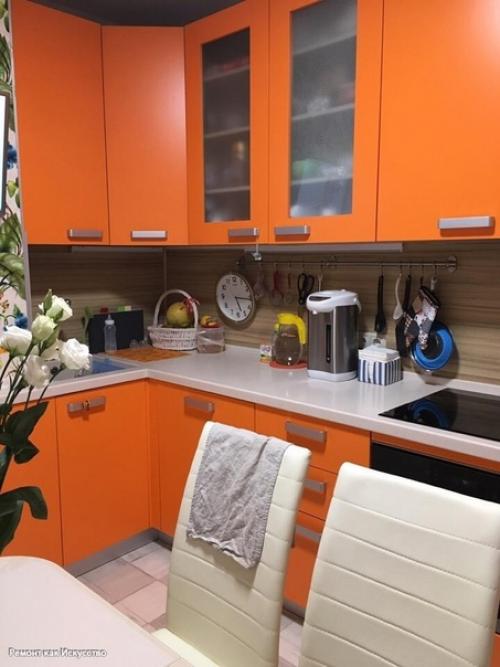 Не могла серость выдержать, поэтому решила сделать кухню в ярком цвете. 02