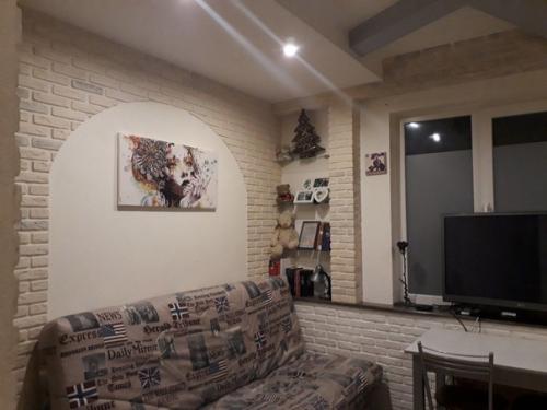 А это моя комнатка в общаге на 16 кв м, сделал из нее мини студию. 01