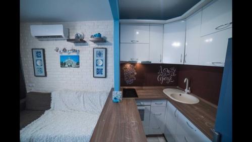 Наша студия.  Для мужа - выделенное место для работки прямо на балкончике. 04