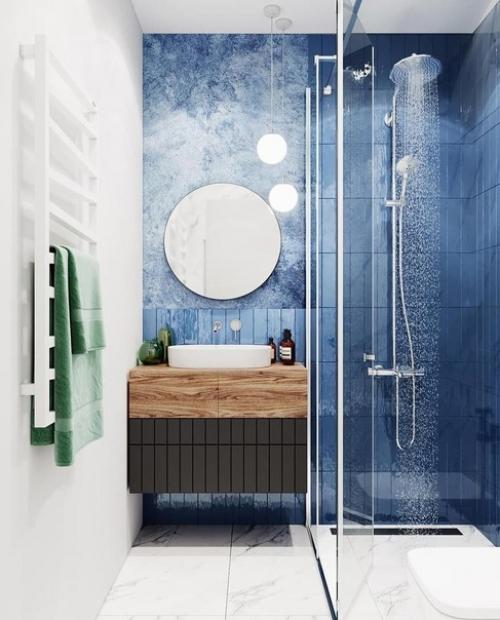 Ванная комната синего цвета привлекает взоры своим нежным, успокаивающим окружением. 02