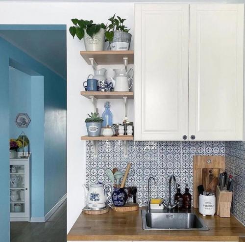 Голубые оттенки, которые распространяются по интерьеру квартиры, добавляют чувству нежности. 04