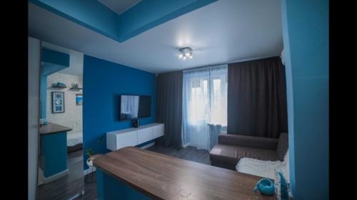 Наша студия.  Для мужа - выделенное место для работки прямо на балкончике. 01