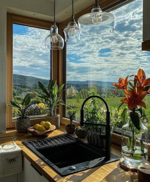 Как выглядит одна шикарная кухня в разное время года. 01