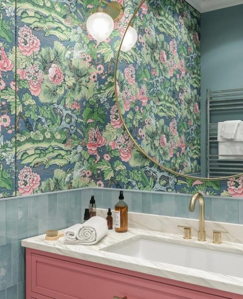 В этой ванной комнате не только прекрасная цветовая гамма, но и функциональность, делающая ее удобной!