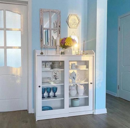 Голубые оттенки, которые распространяются по интерьеру квартиры, добавляют чувству нежности. 07