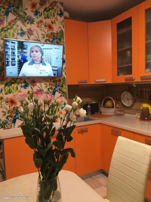 Не могла серость выдержать, поэтому решила сделать кухню в ярком цвете.