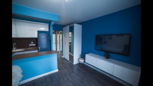 Наша студия.  Для мужа - выделенное место для работки прямо на балкончике.