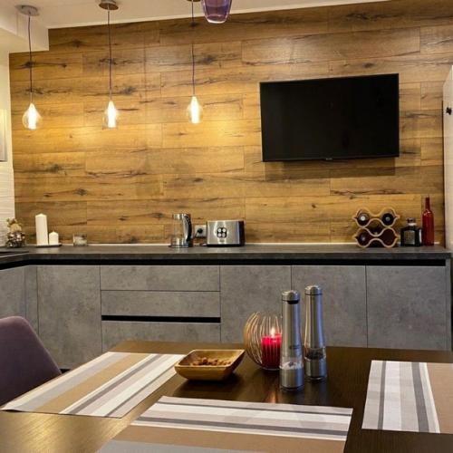 Увеличение высоты стен в кухне благодаря отказу от верхних шкафов создает большую просторность. 03