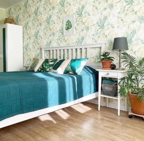 Голубые оттенки, которые распространяются по интерьеру квартиры, добавляют чувству нежности. 08