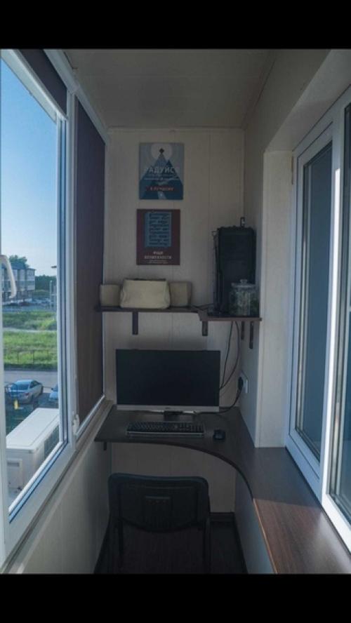 Наша студия.  Для мужа - выделенное место для работки прямо на балкончике. 09