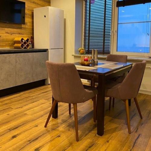 Увеличение высоты стен в кухне благодаря отказу от верхних шкафов создает большую просторность. 04