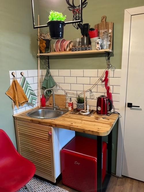 Получила комнату в общежитии, и своими силами превратила её в очень уютную студию. 04