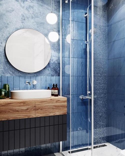 Ванная комната синего цвета привлекает взоры своим нежным, успокаивающим окружением. 01